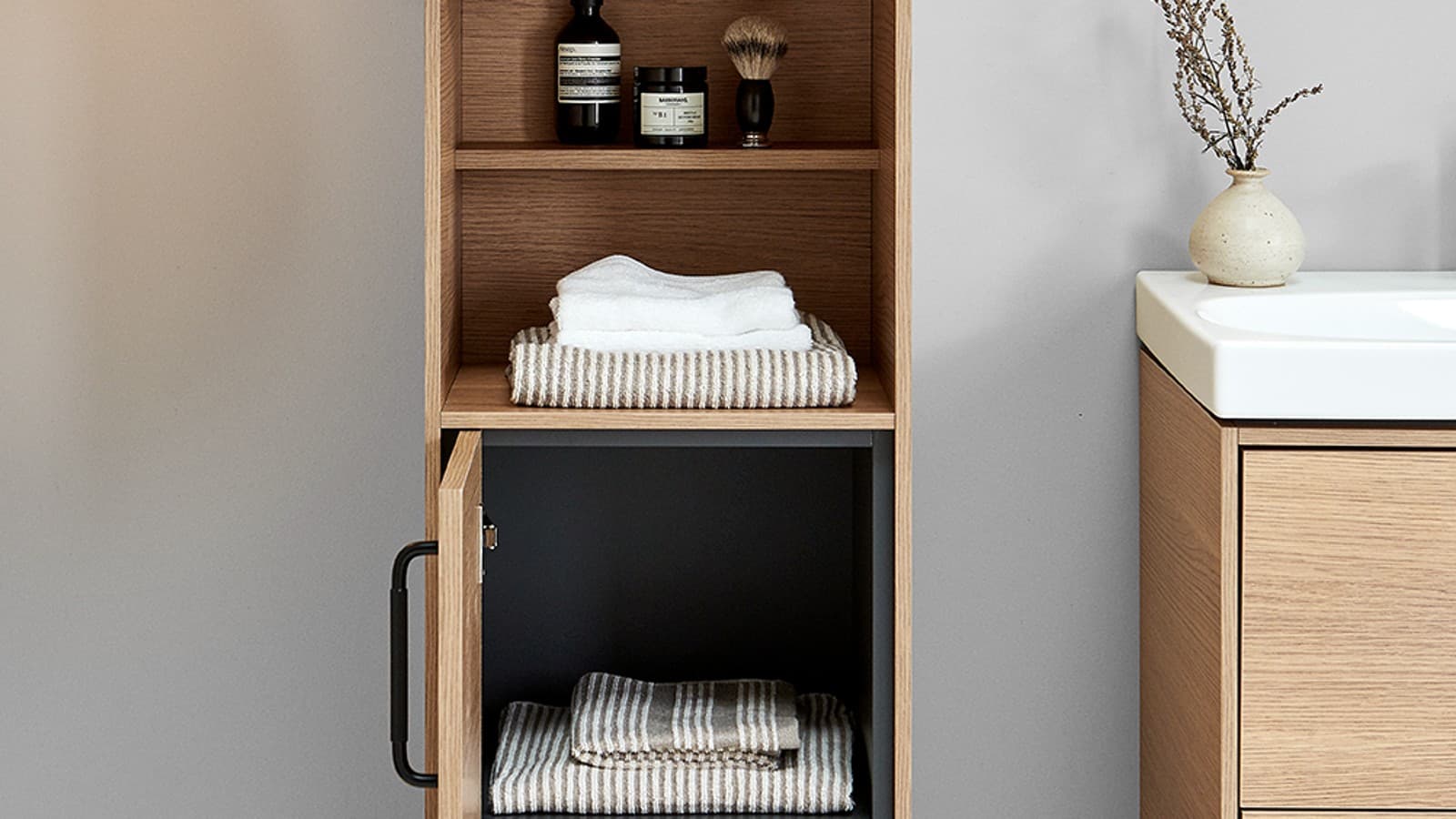 Ifö Sense Art högskåp i ek Ifö Sense Art högskåp i ek